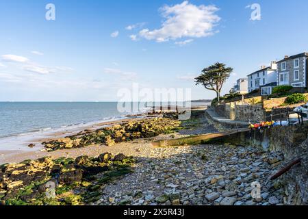 Seaview, île de Wight, Angleterre, Royaume-Uni - 20 avril 2023 : maisons sur la côte du Solent Banque D'Images