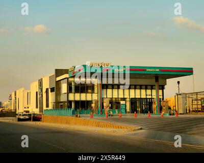 Le Caire, Egypte, 23 mars 2024 : Master station de gaz et de pétrole pour le gaz naturel pour les véhicules et les camions utilisant le carburant au gaz naturel dans l'axe Shinzo Abe en Egypte, GA Banque D'Images