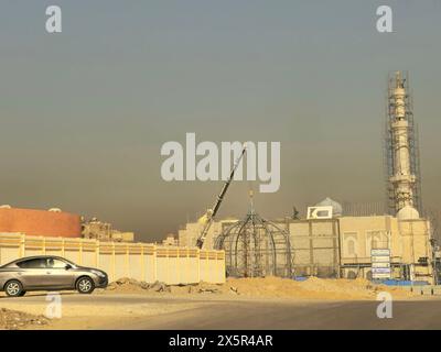 Le Caire, Égypte, mars 27 2024 : chantier de construction d'une nouvelle mosquée avec une structure métallique du dôme et des échafaudages tout le long du minaret du Masjid, Banque D'Images