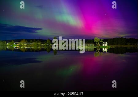 L'aurore boréale est visible au-dessus de 'The Wee Hoose' sur le Loch Shin à Lairg, en Écosse. Crédit : Euan Cherry crédit : Euan Cherry/Alamy Live News Banque D'Images