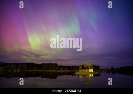 L'aurore boréale est visible au-dessus de 'The Wee Hoose' sur le Loch Shin à Lairg, en Écosse. Crédit : Euan Cherry crédit : Euan Cherry/Alamy Live News Banque D'Images