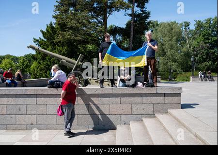 09.05.2024, Berlin, Allemagne, Europe - des partisans pro-ukrainiens manifestent contre la guerre d'agression russe en Ukraine au Mémorial soviétique. Banque D'Images