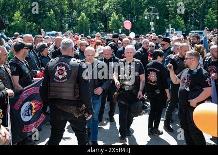 09.05.2024, Berlin, Allemagne, Europe - des membres et des partisans du club de motards pro-Poutine 'Night Wolves' déposent des fleurs au Mémorial soviétique. Banque D'Images