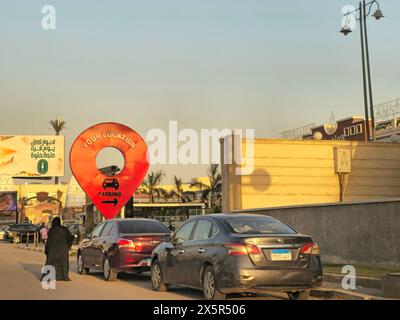 Le Caire, Égypte, mars 27 2024 : emplacement centre commercial, emplacement idéal pour le centre d'affaires, salle à manger décontractée et de divertissement, avec des zones pour le stationnement et le divertissement Banque D'Images