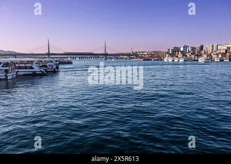 Vue sur le Bosphore à la Corne d'Or, avec le pont Ataturk en arrière-plan, Istanbul, côté européen, Turquie Banque D'Images