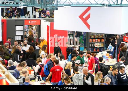 Personnes lors de la XXXVI Foire internationale du livre de Turin au Lingotto Fiere le 09 mai 2024 à Turin, Italie. Banque D'Images