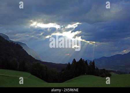 Nuages au-dessus du paysage de montagne, Karwendel, rayons de soleil, Autriche Banque D'Images
