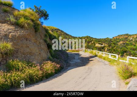 Section du sentier de randonnée emblématique dans les collines d'Hollywood - une partie du sentier sinueux qui serpente à travers le paysage pittoresque. Banque D'Images
