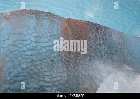 Glace glaciaire scintillante dans différentes nuances de bleu près de la lisière de Negribreen, Stjorfjord, Spitzberg Island, Svalbard et Jan Mayen archipel Banque D'Images