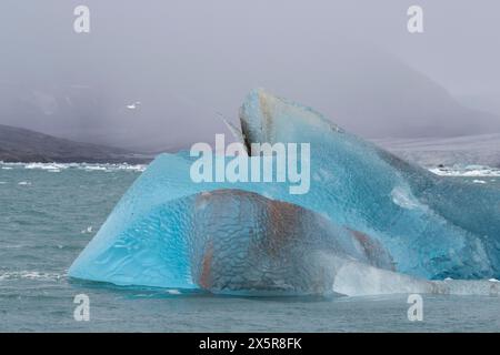 Glace glaciaire scintillante dans différentes nuances de bleu près de la lisière de Negribreen, Stjorfjord, Spitzberg Island, Svalbard et Jan Mayen archipel Banque D'Images