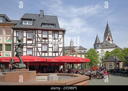 Place du marché avec fontaine de St George, tueur de dragon, pub de rue, gens, mairie, église de ville, Kirn, Hunsrueck, Rhénanie-Palatinat, Allemagne Banque D'Images