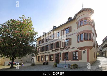 Pharmacie historique Mohren construite 17ème siècle en contre-jour, bâtiment avec tourelles d'angle, tourelles, oriel, place du marché, Meisenheim Banque D'Images