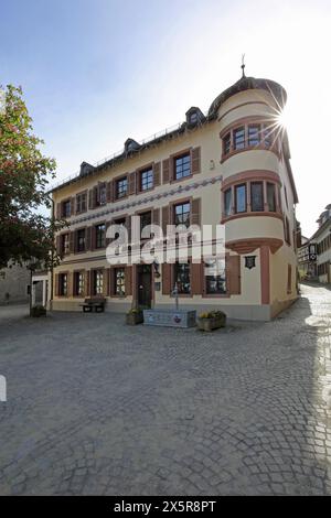 Pharmacie historique Mohren construite 17ème siècle en contre-jour, bâtiment avec tourelles d'angle, tourelles, oriel, place du marché, Meisenheim Banque D'Images