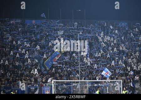 Supporters (Côme) lors du match Italien de Serie B entre Côme 1-1 Cosenza au stade Giuseppe Sinigaglia le 10 mai 2024 à Côme, Italie . Crédit : Maurizio Borsari/AFLO/Alamy Live News Banque D'Images