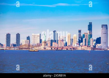 Statue de la liberté Statue de la liberté et derrière elle skyline de New Jersey City, vue de New York OAT Banque D'Images