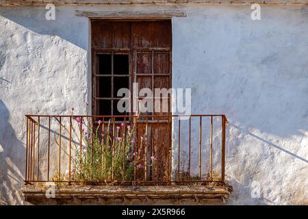 Vieille ville avec des maisons abandonnées dans le style architectural du sud, Arcos, Andalousie, Espagne Banque D'Images