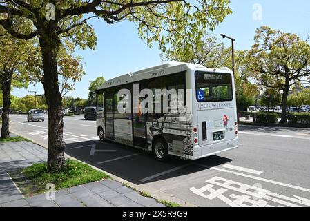 Himeji, Hyogo, Japon - 19 avril 2024 : a mais s'est arrêté à la gare par jour ensoleillé Banque D'Images