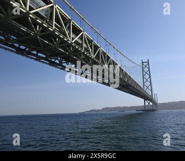 pont en acier traverser la mer dans la journée ensoleillée de l'après-midi Banque D'Images