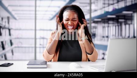 Close-up d'une femme africaine essaie d'écouter avec l'oreille de la main Banque D'Images