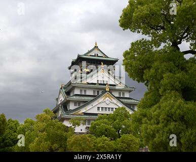 Osaka, Japon - 22 avril 2024 : ville d'Osaka au milieu des arbres par temps nuageux Banque D'Images