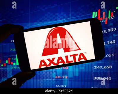 Konskie, Pologne - 10 mai 2024 : logo de la société Axalta affiché sur le téléphone portable Banque D'Images