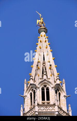 Statue dorée de l'Archange Michel combattant le dragon, le saint patron de la ville de Bruxelles, sur le beffroi gothique tardif de 96 mètres de haut, City Banque D'Images