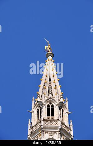 Statue dorée de l'Archange Michel combattant le dragon, le saint patron de la ville de Bruxelles, sur le beffroi gothique tardif de 96 mètres de haut, City Banque D'Images