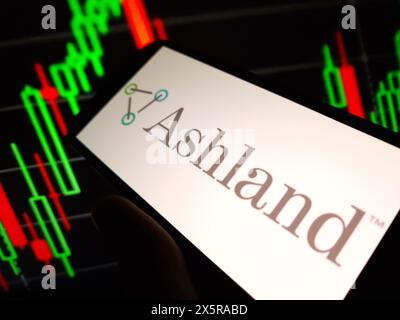 Konskie, Pologne - 10 mai 2024 : logo de la société Ashland affiché sur le téléphone portable Banque D'Images