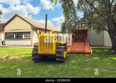 Ancien tracteur à chenilles restauré dans la campagne Banque D'Images