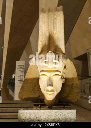 Gizeh, Egypte, 13 avril 2024 : monuments à l'intérieur du Grand Musée égyptien, Nouveau Musée de Gizeh, cadeau de l'Egypte au monde, le plus grand musée archéologique Banque D'Images