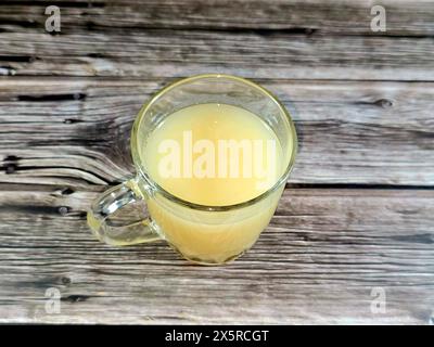 Un verre de jus de goyave, un fruit tropical commun cultivé dans de nombreuses régions tropicales et subtropicales, la goyave commune Psidium guajava (goyave citronnée, ap Banque D'Images