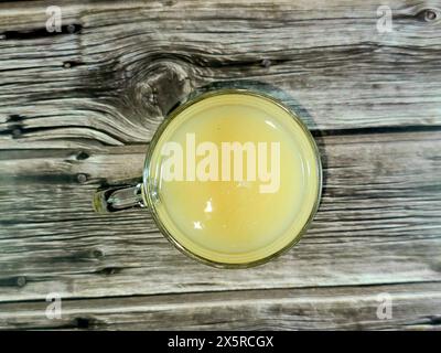 Un verre de jus de goyave, un fruit tropical commun cultivé dans de nombreuses régions tropicales et subtropicales, la goyave commune Psidium guajava (goyave citronnée, ap Banque D'Images