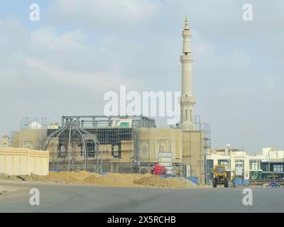 Le Caire, Égypte, avril 27 2024 : chantier de construction d'une nouvelle mosquée avec une structure métallique du dôme et des échafaudages tout le long du minaret du Masjid, Banque D'Images