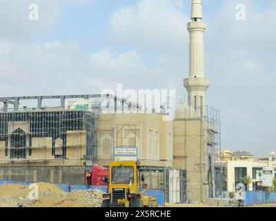 Le Caire, Égypte, avril 27 2024 : chantier de construction d'une nouvelle mosquée avec une structure métallique du dôme et des échafaudages tout le long du minaret du Masjid, Banque D'Images