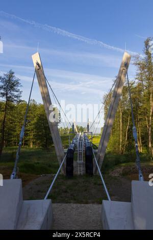 Pont de ligne de chauffage avec arbre. Architecture industrielle dans un paysage terrestre Banque D'Images