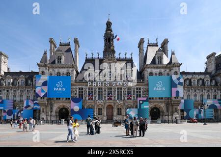 France. 10 mai 2024. © PHOTOPQR/VOIX DU NORD/Thierry Thorel ; 10/05/2024 ; Paris, le 10 mai 2024 - la capitale de la France va accueillir les Jeux Olympiques et les Jeux paralympiques, ici la mairie aux couleurs des jeux - photo : Thierry Thorel/la voix du Nord Paris, le 10 mai 2024 - la capitale de la France accueillera les Jeux Olympiques et Paralympiques. Les préparatifs sont dans la foulée et les Jeux Olympiques sont partout crédit : MAXPPP/Alamy Live News Banque D'Images