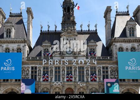 France. 10 mai 2024. © PHOTOPQR/VOIX DU NORD/Thierry Thorel ; 10/05/2024 ; Paris, le 10 mai 2024 - la capitale de la France va accueillir les Jeux Olympiques et les Jeux paralympiques, ici la mairie aux couleurs des jeux - photo : Thierry Thorel/la voix du Nord Paris, le 10 mai 2024 - la capitale de la France accueillera les Jeux Olympiques et Paralympiques. Les préparatifs sont dans la foulée et les Jeux Olympiques sont partout crédit : MAXPPP/Alamy Live News Banque D'Images