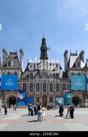 France. 10 mai 2024. © PHOTOPQR/VOIX DU NORD/Thierry Thorel ; 10/05/2024 ; Paris, le 10 mai 2024 - la capitale de la France va accueillir les Jeux Olympiques et les Jeux paralympiques, ici la mairie aux couleurs des jeux - photo : Thierry Thorel/la voix du Nord Paris, le 10 mai 2024 - la capitale de la France accueillera les Jeux Olympiques et Paralympiques. Les préparatifs sont dans la foulée et les Jeux Olympiques sont partout crédit : MAXPPP/Alamy Live News Banque D'Images