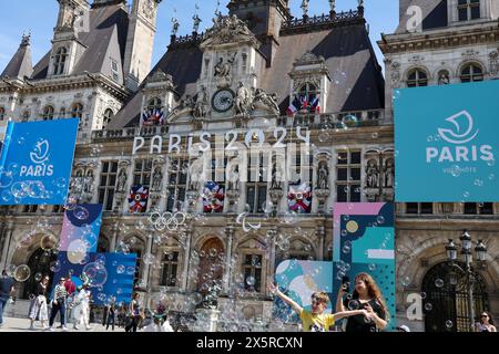 France. 10 mai 2024. © PHOTOPQR/VOIX DU NORD/Thierry Thorel ; 10/05/2024 ; Paris, le 10 mai 2024 - la capitale de la France va accueillir les Jeux Olympiques et les Jeux paralympiques, ici la mairie aux couleurs des jeux - photo : Thierry Thorel/la voix du Nord Paris, le 10 mai 2024 - la capitale de la France accueillera les Jeux Olympiques et Paralympiques. Les préparatifs sont dans la foulée et les Jeux Olympiques sont partout crédit : MAXPPP/Alamy Live News Banque D'Images