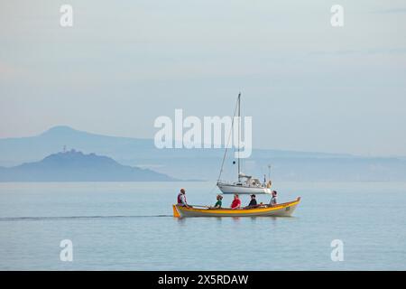 Portobello, Édimbourg, Écosse, Royaume-Uni. 11 mai 2024. Matin brumeux à 14 degrés centigrades pour ceux qui sortent pour exrcise sur la plage et le Firth of Forth. Sur la photo : planches de paddle et yacht de plaisance amarré sur Firth of Forth avec une île brumeuse d'Inchkeith et Lomond Hills en arrière-plan. Credit : Arch White/Alamy Live news. Banque D'Images