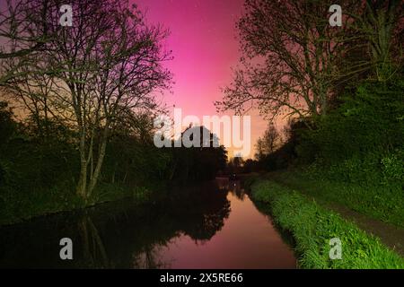 Exposition étonnante d'Aurora Borealis aka Northern Lights dans le sud de l'Angleterre, Berkshire et Wiltshire en mai 2024 Banque D'Images