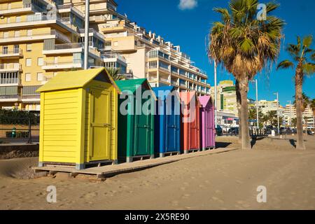 Vestiaires de plage d'été peints de couleurs vives Banque D'Images