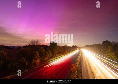 Exposition étonnante d'Aurora Borealis aka Northern Lights dans le sud de l'Angleterre, Berkshire et Wiltshire en mai 2024 Banque D'Images