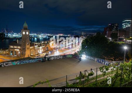 Prog Pauli-Landungsbrücken, Landungsbrücken, Tour de jauge, Tour de l'horloge, traces lumineuses de voitures, heure bleue, Hambourg, Allemagne Banque D'Images