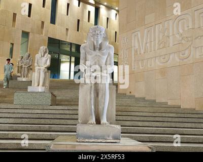 Gizeh, Egypte, 13 avril 2024 : monuments à l'intérieur du Grand Musée égyptien GEMME, Musée de Gizeh, cadeau de l'Egypte au monde, le plus grand musée archéologique Banque D'Images