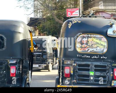 Le Caire, Egypte, 19 avril 2024 : auto rickshaw, baby taxi, mototaxi, pigeon, jonnybee, bajaj, chand gari, lapa, tuk-tuk, tum-tum, Keke-napep, Maruwa, 3whe Banque D'Images