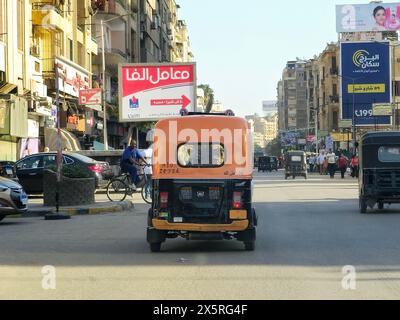 Le Caire, Egypte, 19 avril 2024 : auto rickshaw, baby taxi, mototaxi, pigeon, jonnybee, bajaj, chand gari, lapa, tuk-tuk, tum-tum, Keke-napep, Maruwa, 3whe Banque D'Images