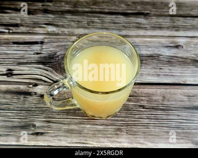 Un verre de jus de goyave, un fruit tropical commun cultivé dans de nombreuses régions tropicales et subtropicales, la goyave commune Psidium guajava (goyave citronnée, ap Banque D'Images