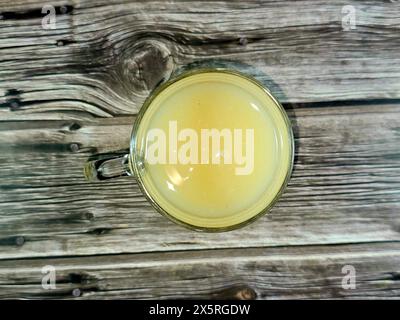 Un verre de jus de goyave, un fruit tropical commun cultivé dans de nombreuses régions tropicales et subtropicales, la goyave commune Psidium guajava (goyave citronnée, ap Banque D'Images