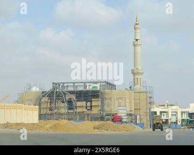 Le Caire, Égypte, avril 27 2024 : chantier de construction d'une nouvelle mosquée avec une structure métallique du dôme et des échafaudages tout le long du minaret du Masjid, Banque D'Images